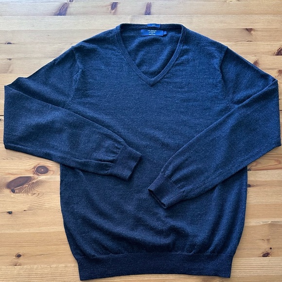 J Crew Men's Slim 100% Merino Wool Charcoal Gray V Neck Sweater:  Large - Picture 3 of 8